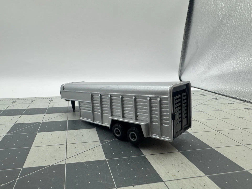 ERTL Gooseneck Silver Horse Livestock Trailer Die-Cast Metal 5th Wheel Toy 1/64 - Image 2 of 4