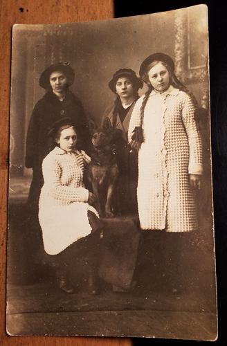 4 Mädchen mit Hut Zopf & Hund - Schäferhund / Foto J. Daniels Weyer Rheinland