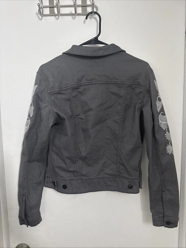 Chaqueta corta LuLaRoe Harvey gris con bordado floral blanco para mujer pequeña Foto 2 de 4