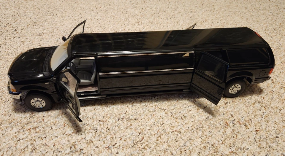1/18 Sunstar Ford Excursion Limousine Black | Excellent & Rare!!!  **NO BOX** - Image 4 of 4