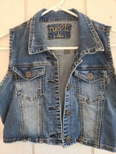 Vintage Look rue21 women s cropped denim vest, size L.