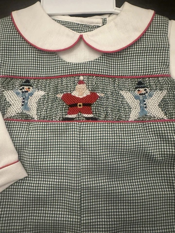 NUEVO CON ETIQUETAS Petit Ami Niños Mameluco Vacaciones Verde Cuadros Bordado Navidad Figuras 3mos Foto 2 de 4