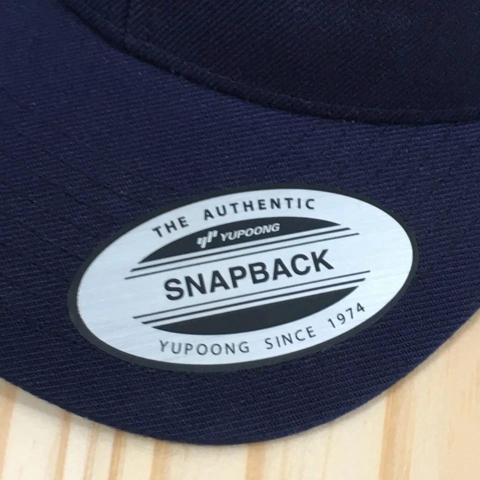 Gorra Kynd Yupoong Snapback Unisex Azul OSFA Ala Plana Ajustable Bordada Foto 2 de 4