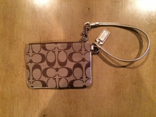 Gorgeous New w/out Tag Authentic Coach Signature Wristlet with Gold Trim Leather - Bild 3 von 3