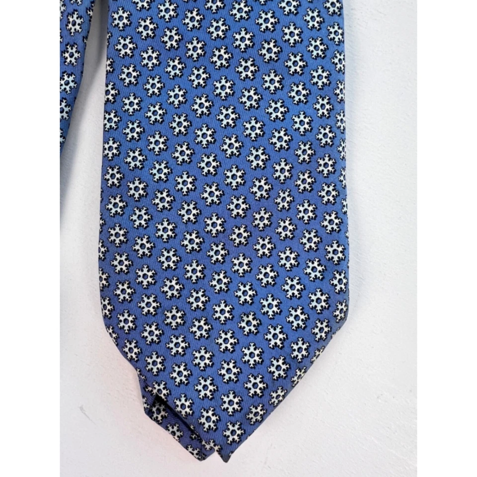 Corbata clásica de seda con estampado de invierno de copo de nieve Vineyard Vines para hombre Foto 2 de 4