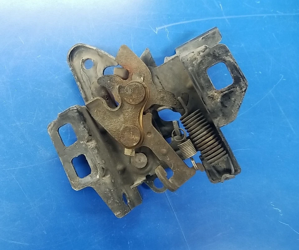 Pestillo de capó Pontiac Bonneville Oldsmobile Aurora 2000-2005 usado. 25704880 Foto 4 de 4