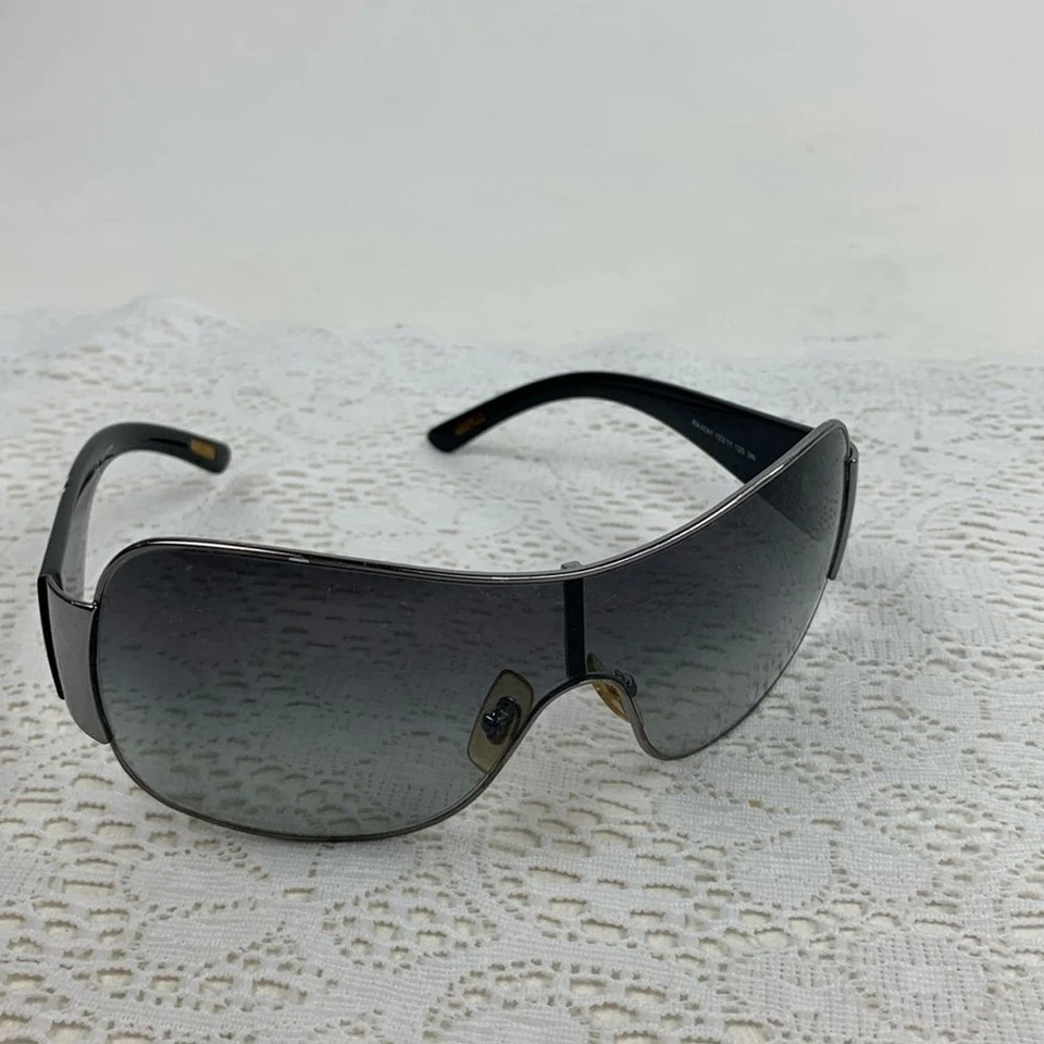 Gafas de sol Ralph Lauren oscuras con ribete plateado logotipo de diseñador almohadillas para la nariz estampadas Foto 4 de 4