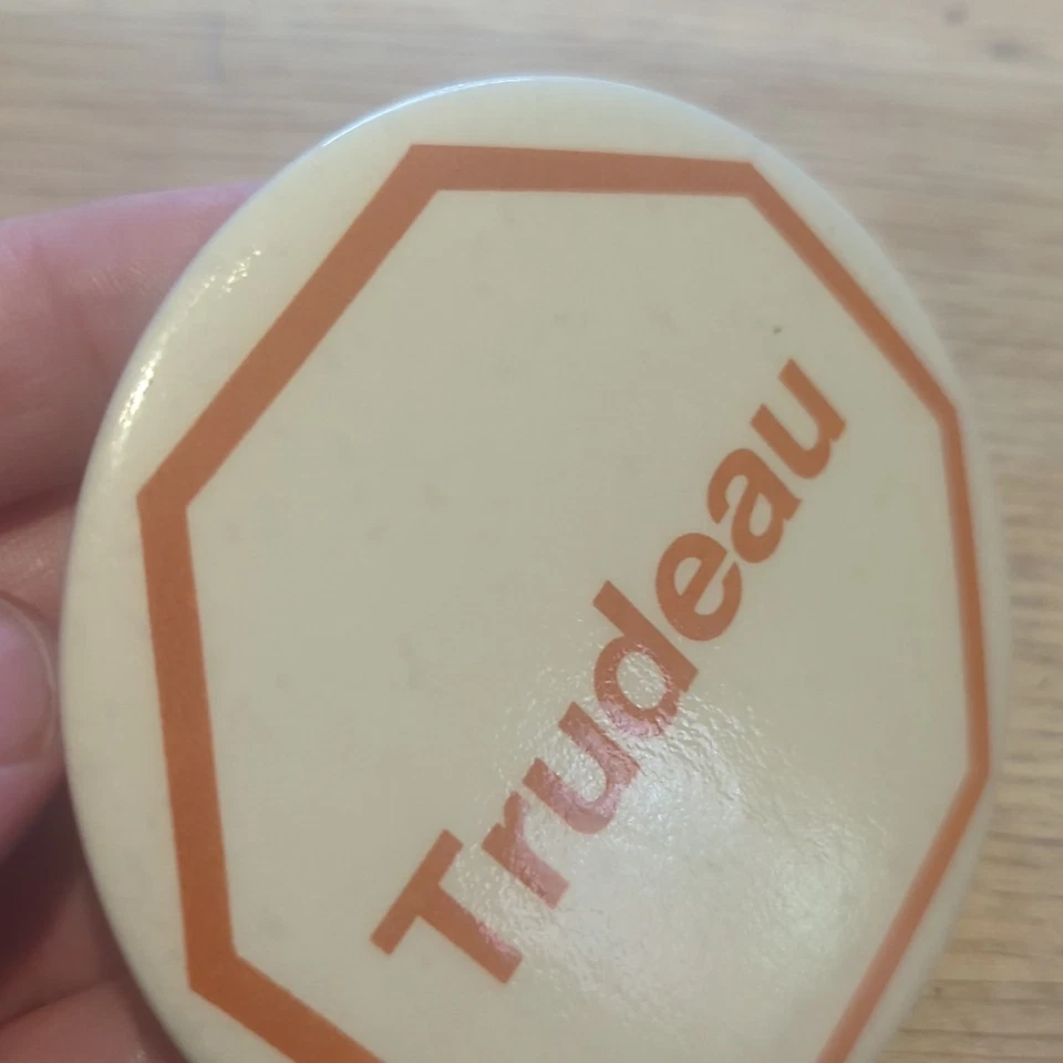 Botón Pinback Pierre Elliott Trudeau de gran tamaño. Partido Liberal de Canadá. #F17 Foto 3 de 4