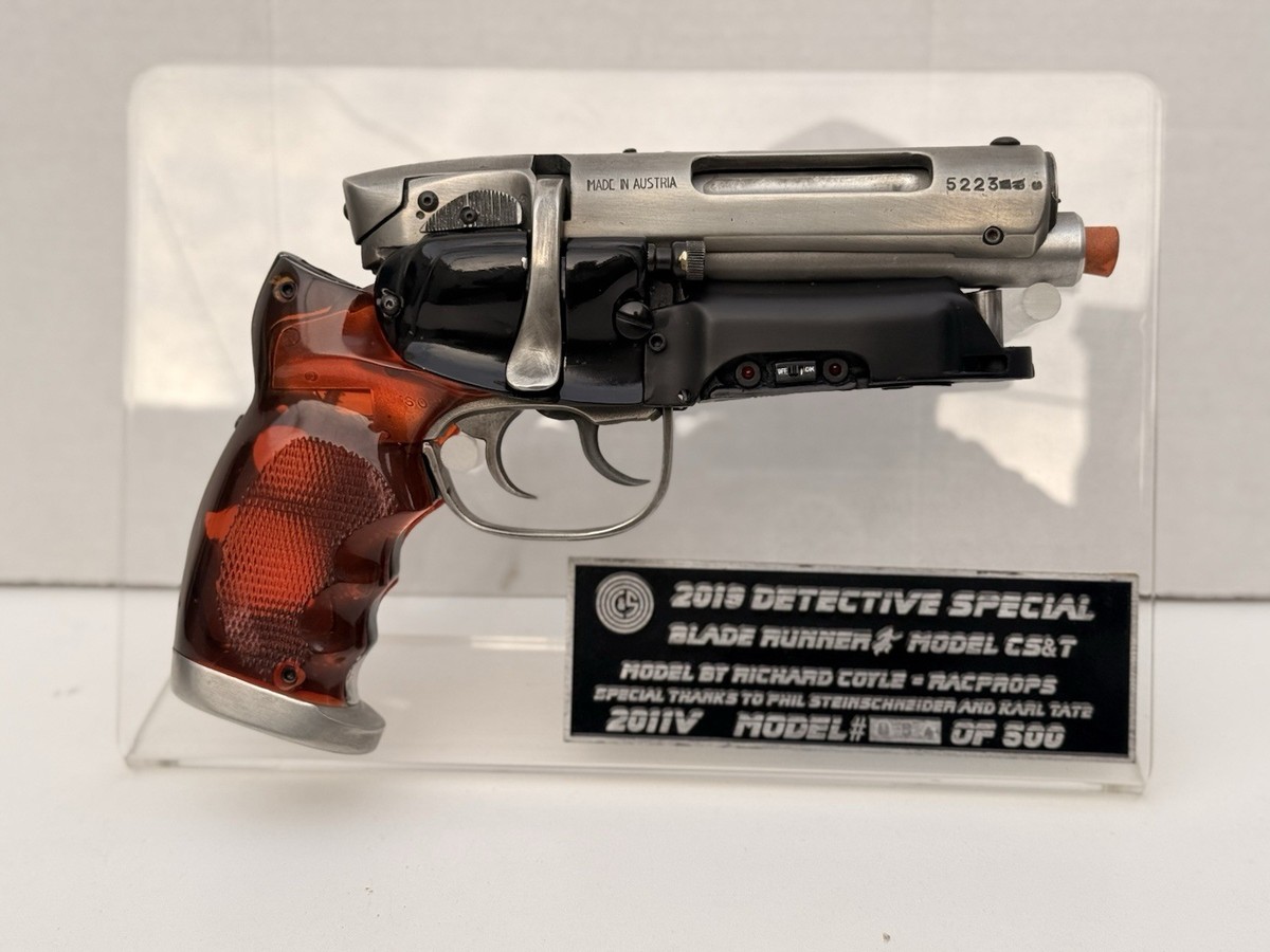 BLADE RUNNER COLLECTION COYLE METAL BLASTER, JW BOTTLE, HOLSTER