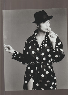 8X10 B&W PHOTO OF CLOSE UP SHARON STONE WITH PISTOL