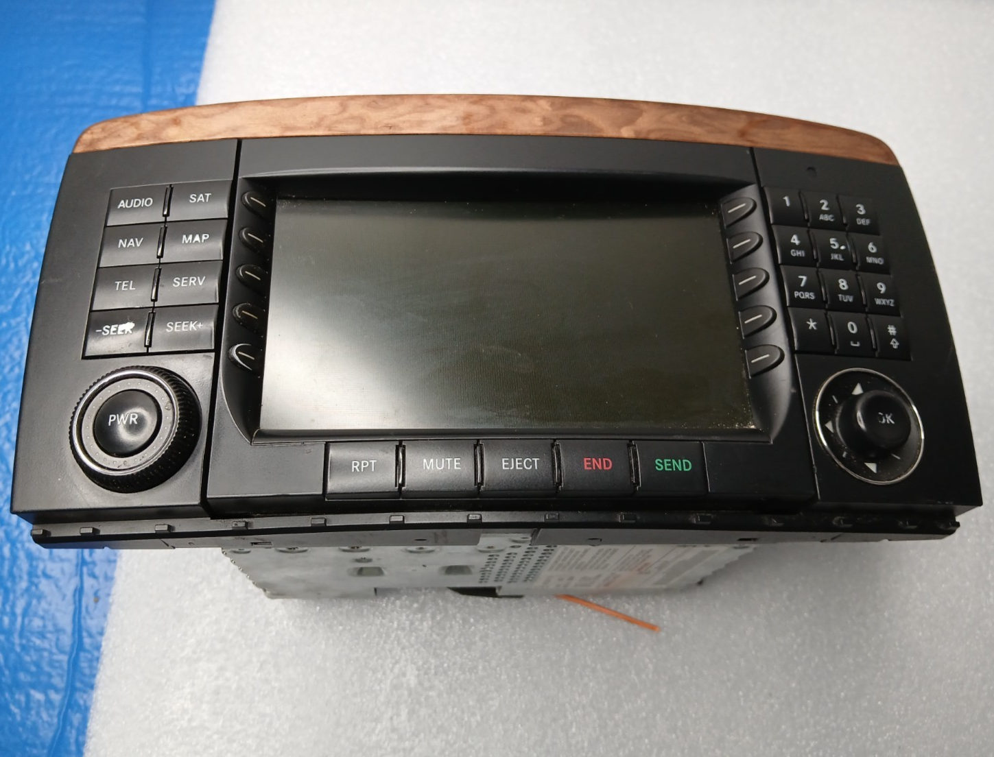 OEM AM/FM Radio Nav CD Screen for 06–08 Mercedes R350 R320 W251