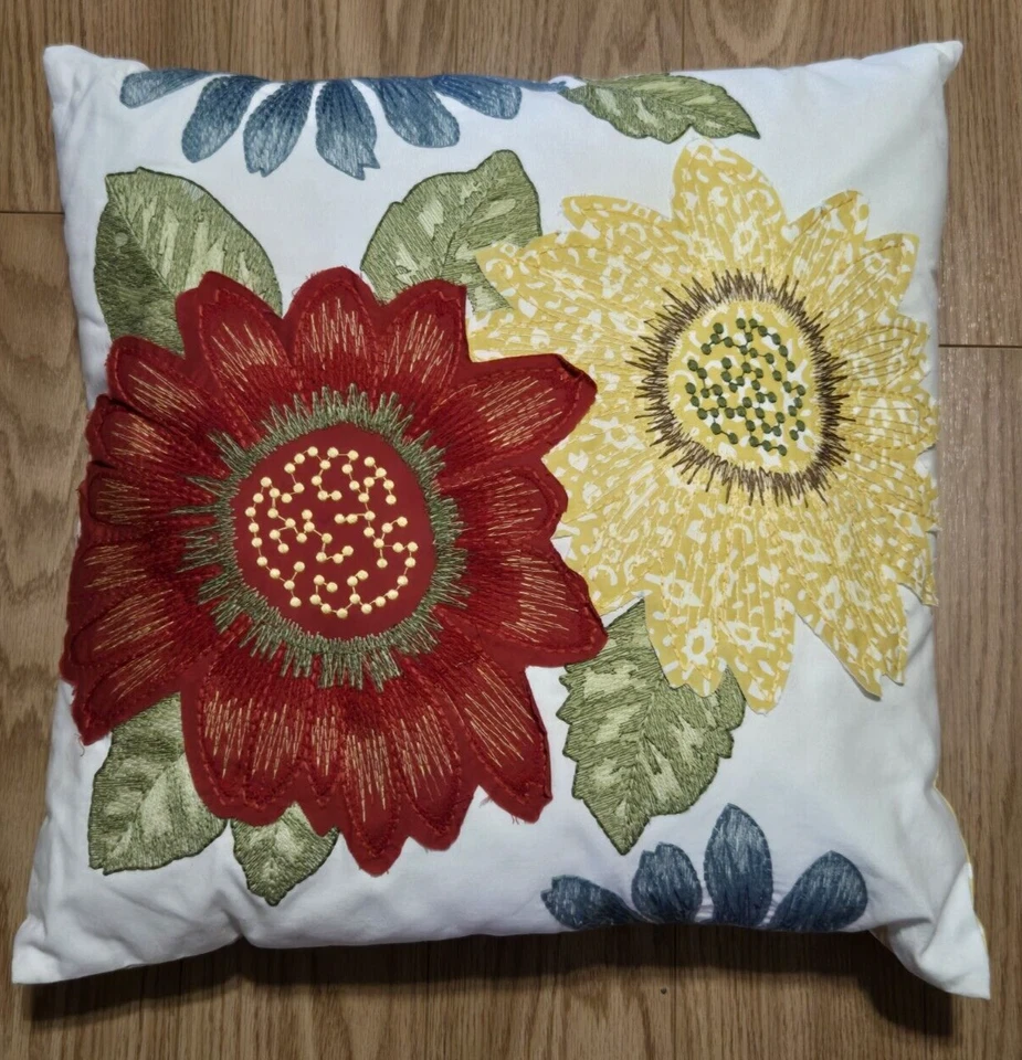 Pier1 Imports Juego de 2 Almohadas Florales Apliques Bordados Multicolor Cremallera 18" Foto 3 de 4