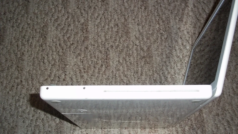 Macbook A1181 White with SSD  *48 - Image 4 of 4