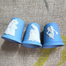 Wedgwood England Blue Jasperware Fingerhut 3er Set wei&szlig; Relief Menschen 1989