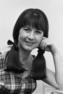 Australian singer Judith Durham of The Seekers posed backstage in - 4x6 Photo 