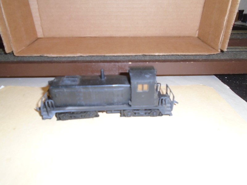 LINDBERG EMD SW-600 DIESEL LOCOMOTIVE - UNDECORATED (RUNS) HO