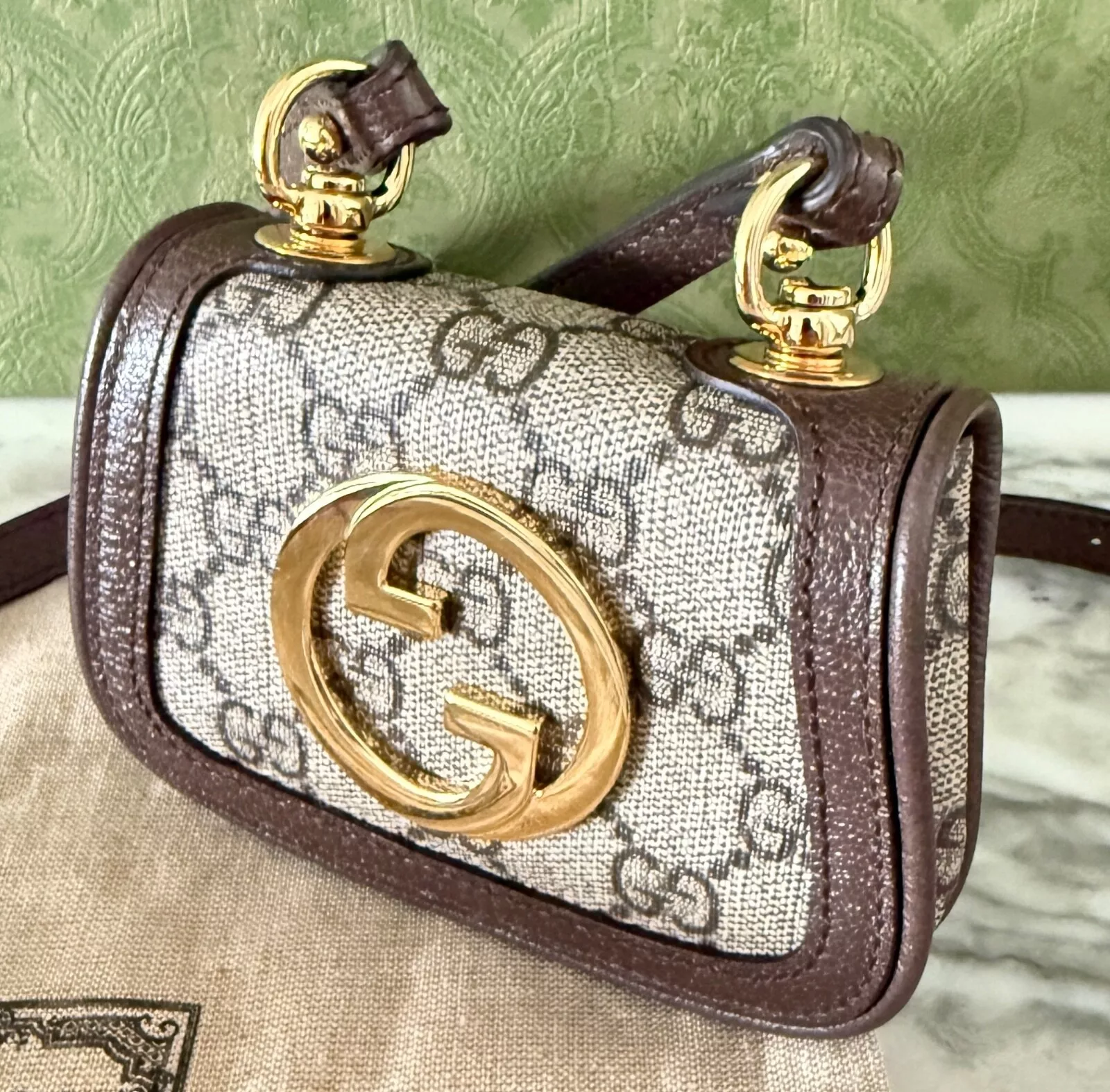 Portefeuille porte cartes GUCCI GG Supreme monogramme texturé en veau blond avec sangle