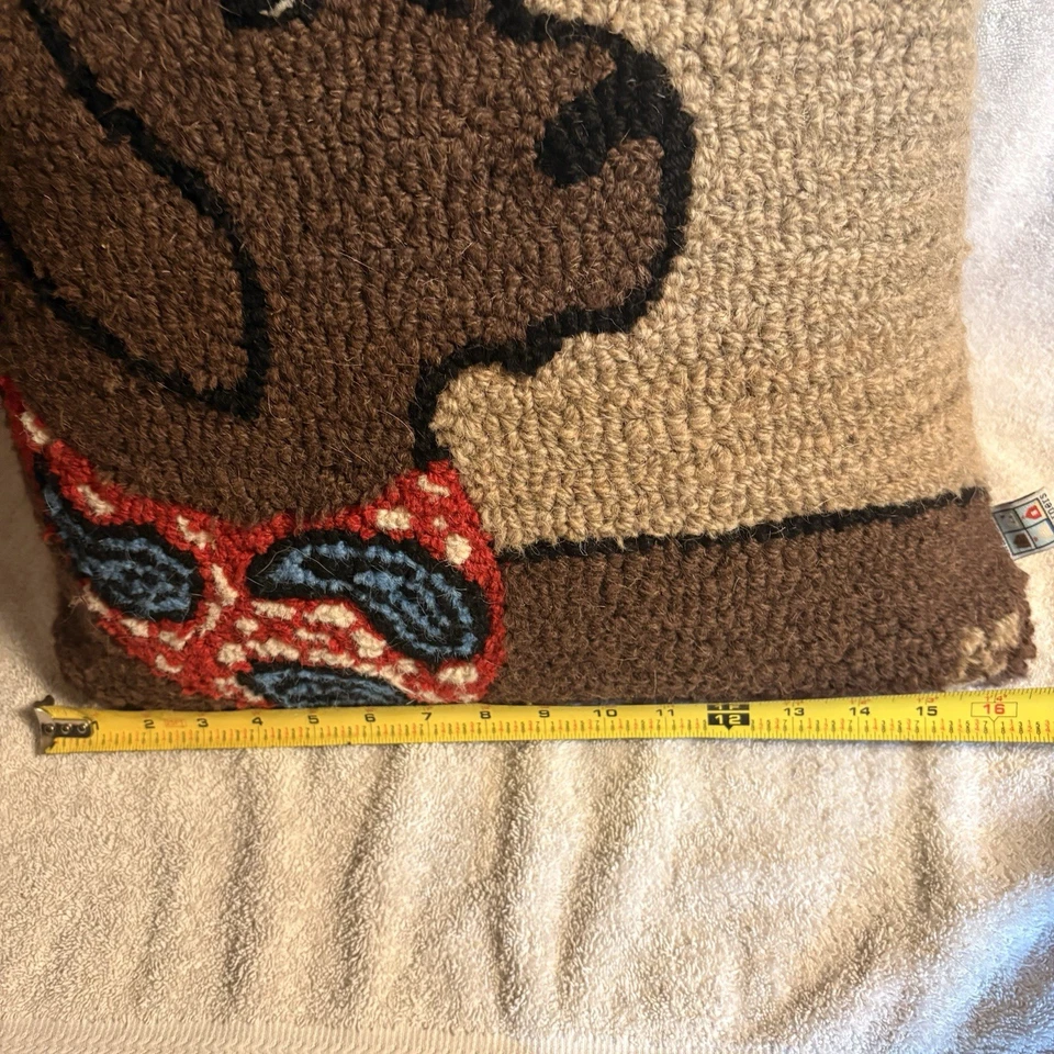 Chandler 4 Esquinas Laura Megroz Chocolate Lab con Bufanda Roja - Almohada de Lana Enganchada Foto 2 de 4