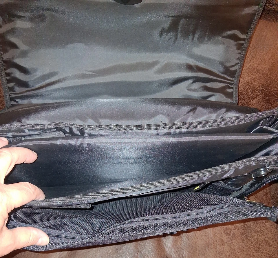 Targus Laptop Travel Computer Shoulder Strap Messenger Bag 19"x14"x4" Black/Gray - Image 3 of 4