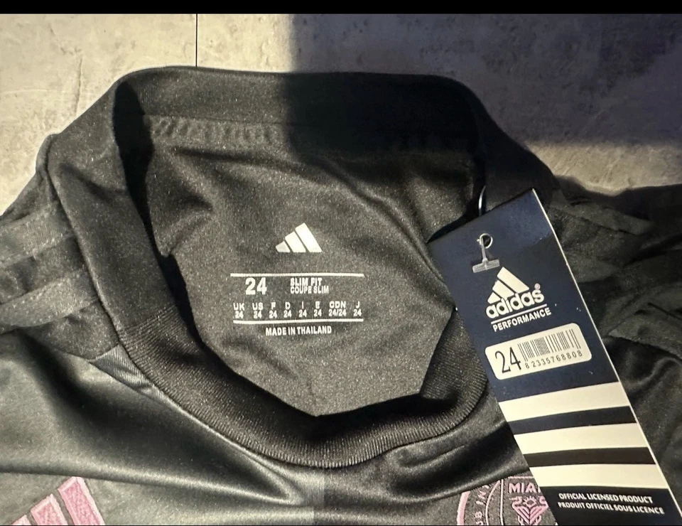 Conjunto de camiseta y pantalones cortos Inter Miami Messi #10 para niños nuevo con etiquetas - negro y rosa - talla 24 Foto 4 de 4