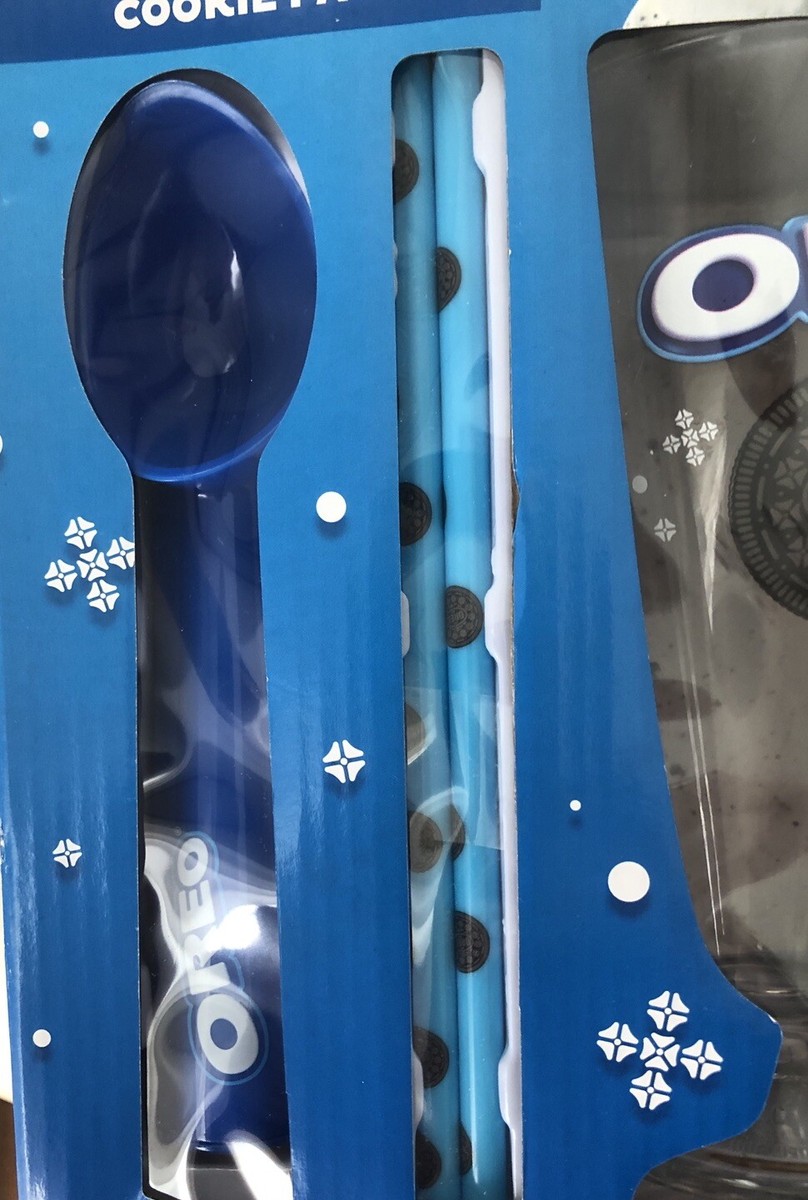Oreo Milkshake Gift Set 2 Blue Straws, 1 Scoop 2 Glasses & 2