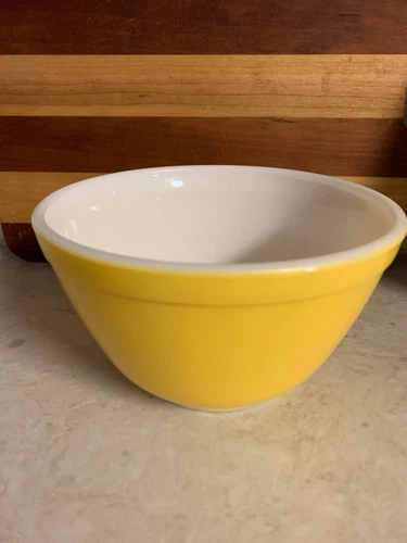 Vintage Pyrex 401 1  1/2 Pt. Yellow Small Mixing Bowl