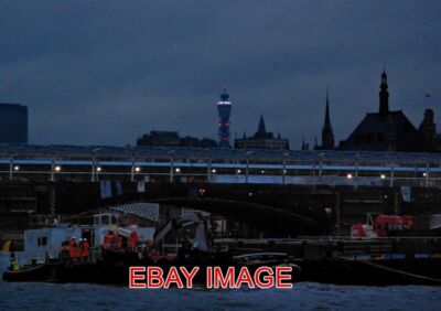 FOTO LONDON IN DER ABENDÄMMERUNG EINE WEITERE AUFNAHME DER SKYLINE VON LONDON NACH EINBRUCH DER DUNKELHEIT; AUFGENOMMEN VON