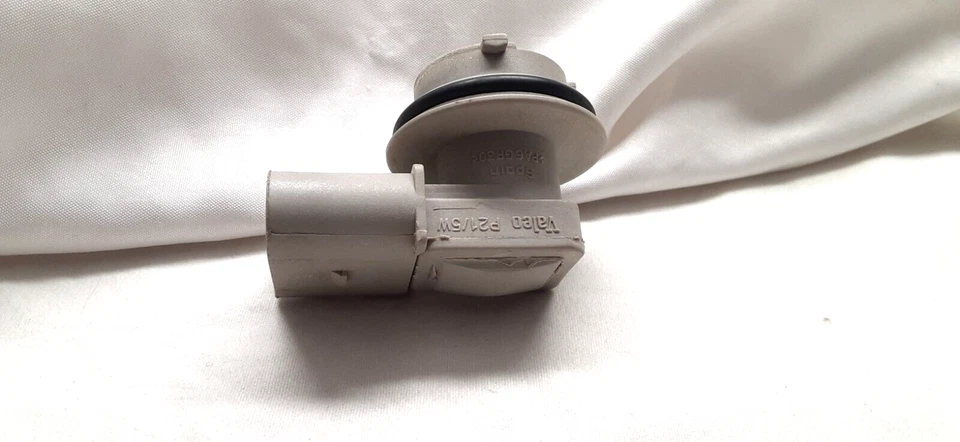 VOLKSWAGEN BEETLE 1999-2010 GRIS 3 PINES INTERMITENTE TOMA ORIGINAL VOLKSWAGEN Foto 4 de 4