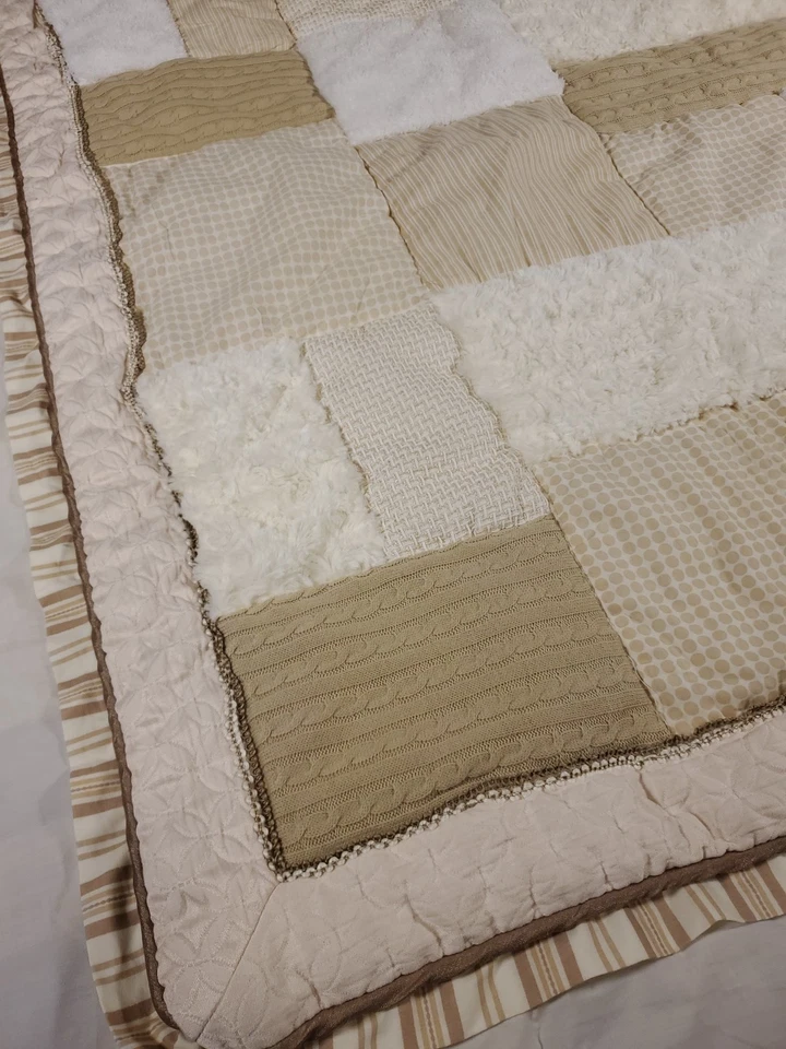 Текстурированное одеяло для детской кроватки Cocalo бежевое и кремовое натуральные цвета толстое одеяло 46x39 - Изображение 2 из 4