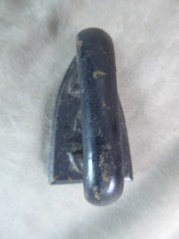 PETIT FER A REPASSER de col, ancien. - Photo 3/4
