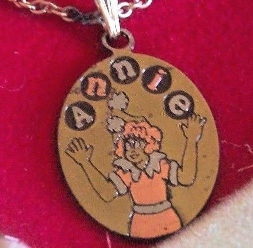 Little Orphan Annie NOS necklace goldtone juggling 1981 Supreme Collection VTG