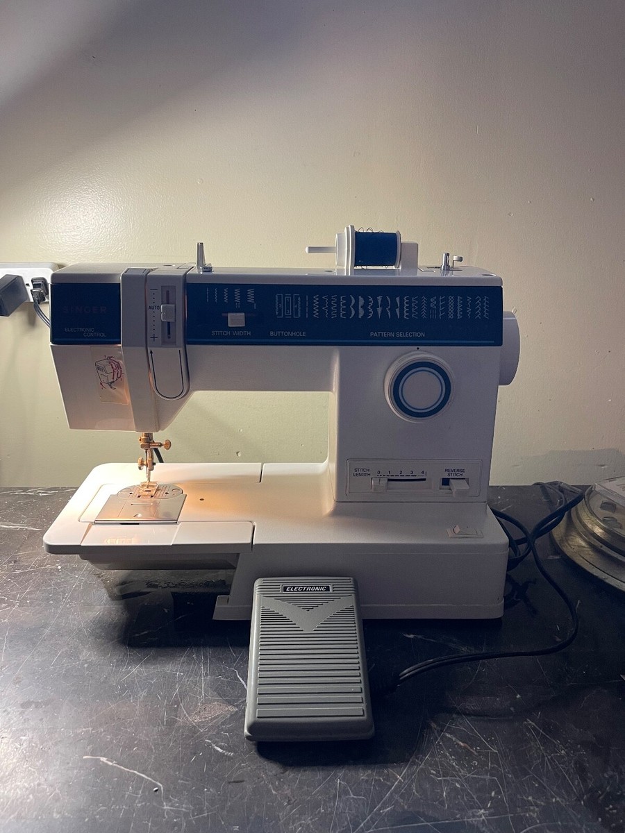 Singer 4562 T Eletronic Control Sewing Machine with Foot Pedal STORAGE