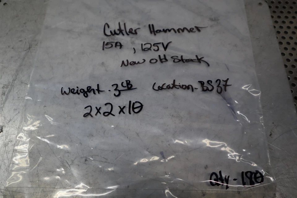 Cutler-Martillo 15A 125V Enchufes Bridados Nuevo Antiguo Stock (Lote de 10) Foto 2 de 4