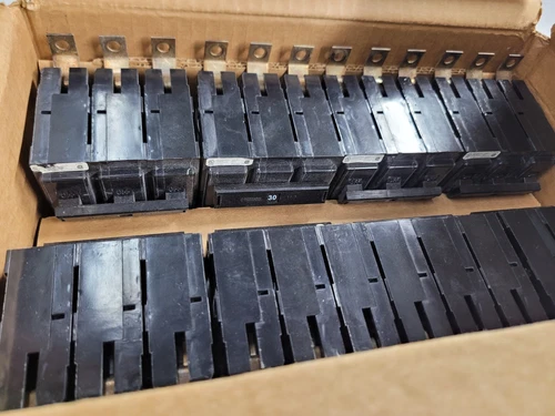 EATON C B, BAB3030H, 30 A, 120/240V, 3 P, Bolt On, 10 kA @ 240 V. BRAND NEW.
