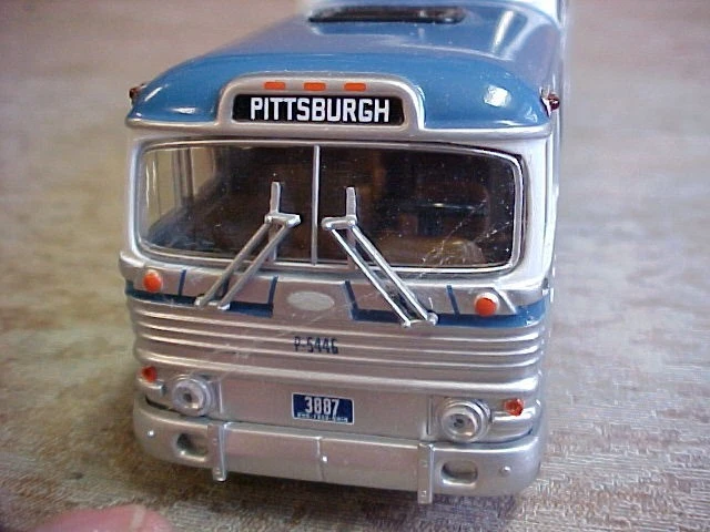CORGI VINTAGE BUS LINES GM4501 GREYHOUND SCENIC CRUISER PITTSBURGH - 1/50 Scale - Image 2 of 4