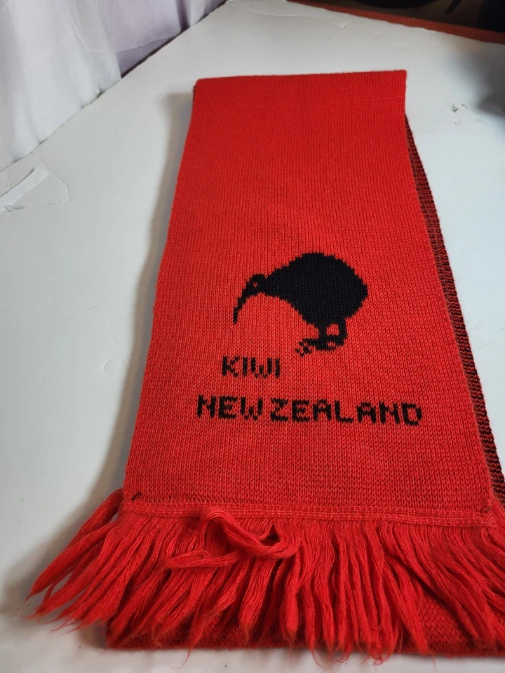 Bufanda roja Kiwi Bird Nueva Zelanda. Extremos de borla estilo tejido rojo  Foto 4 de 4