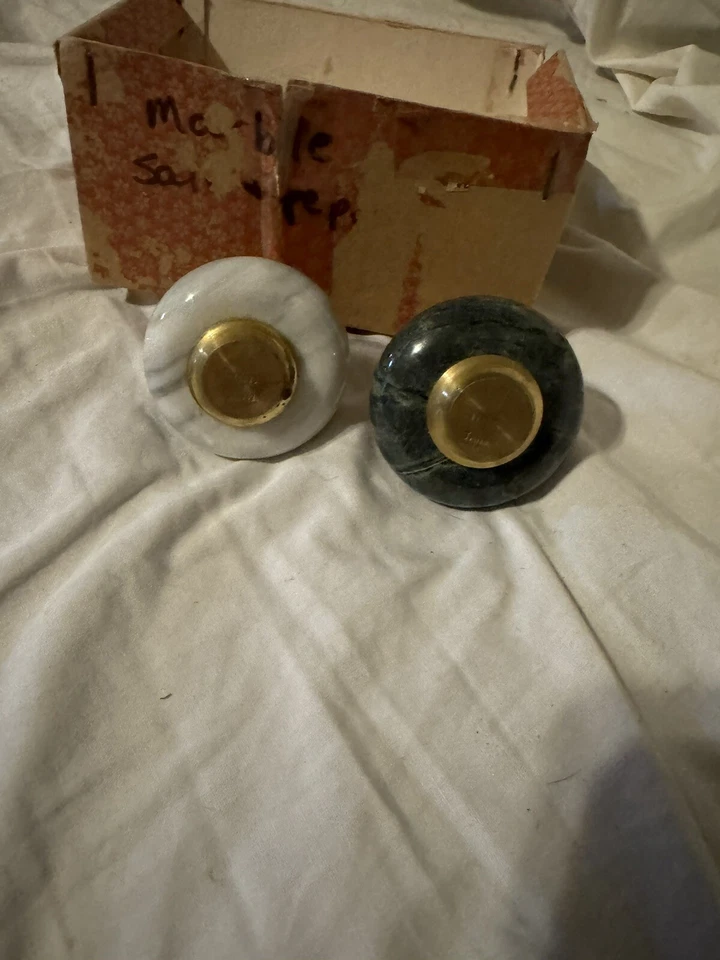 Juego de saleros y pimenteros de mármol vintage diseño cantury latón verde blanco Foto 4 de 4