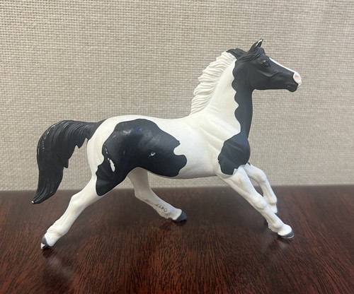 Safari 2004 Ltd WS Mustang schwarz weiß Pinto Pferd Figur Scheune Rodeo Spielzeug 4”x4,5”