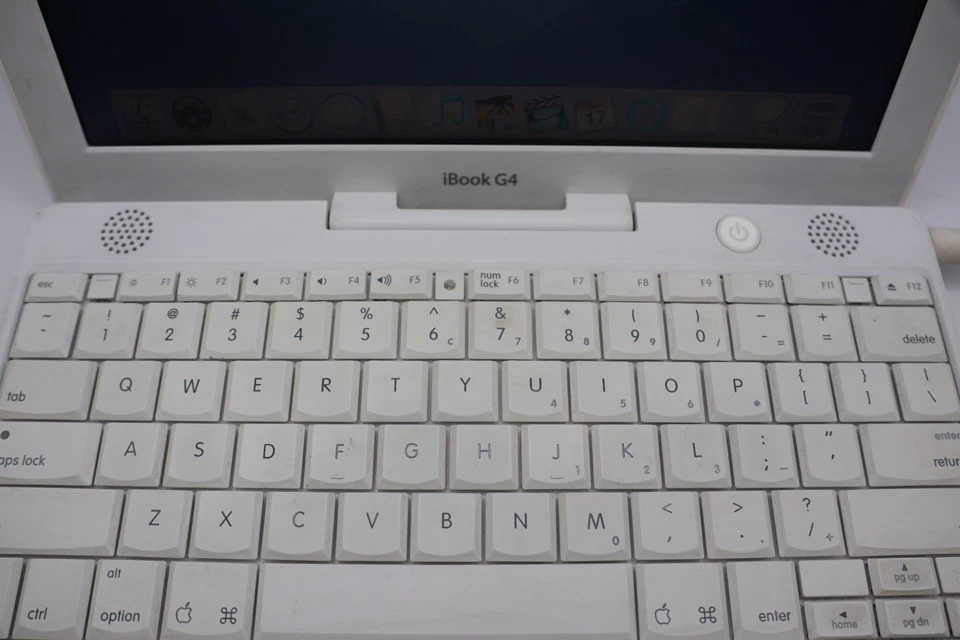 MAC- iBook G4 Laptop 1.2 GHz 12.1" LCD screen Mac OS 10.4.11 Model A1054- 768mb - Image 3 of 4