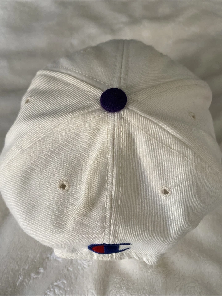 Boné vintage anos 90 CHAMPION SCRIPT SPELLOUT SNAPBACK BRANCO ROXO COSTURADO LOGOTIPO EUA - Imagem 2 de 4