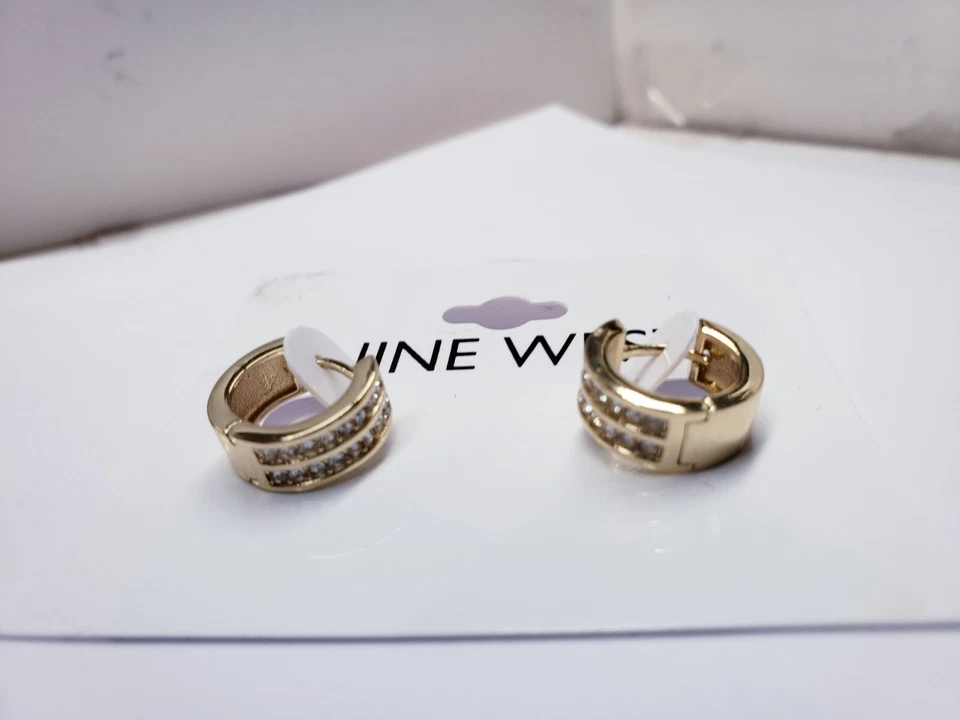 Pendientes Nine West Huggie con Circonita Tono Dorado Foto 3 de 4