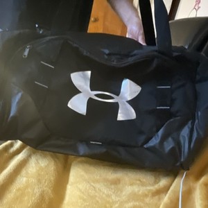 Under Armour Large Black Grip Gym Bag Zip Closure Adjustable Strap