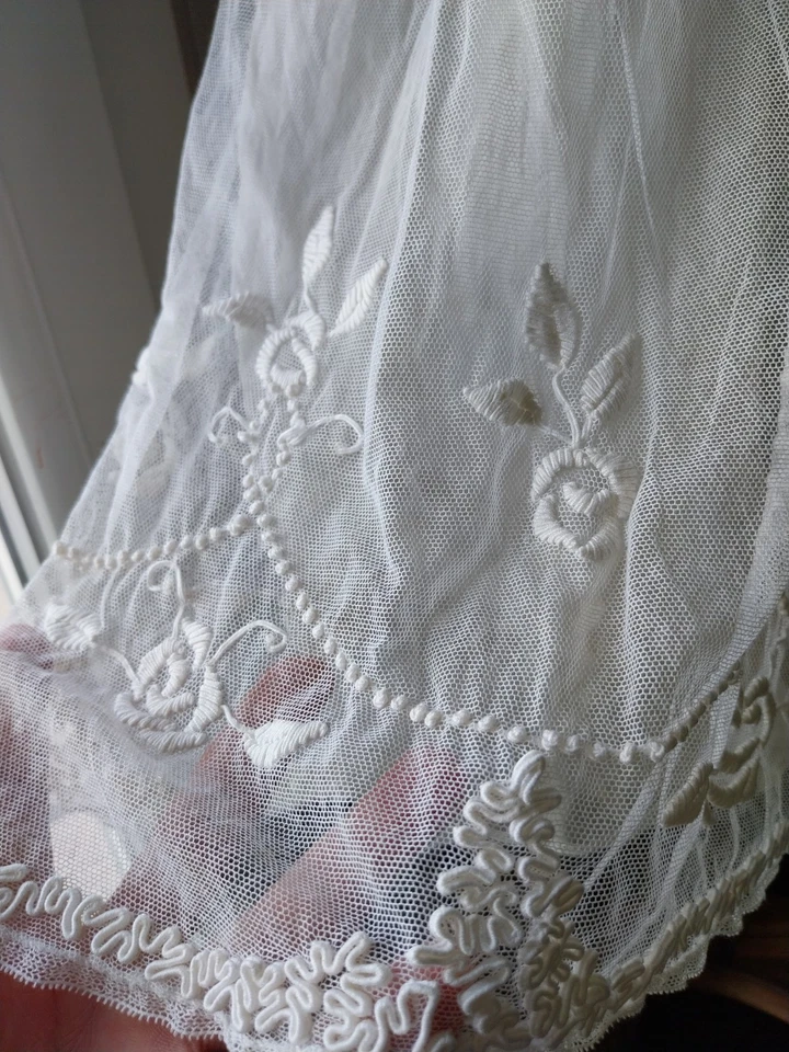 Délicieuse robe ancienne enfant en tulle surbrodé. Doublure bordée de dentelle - Photo 2/4