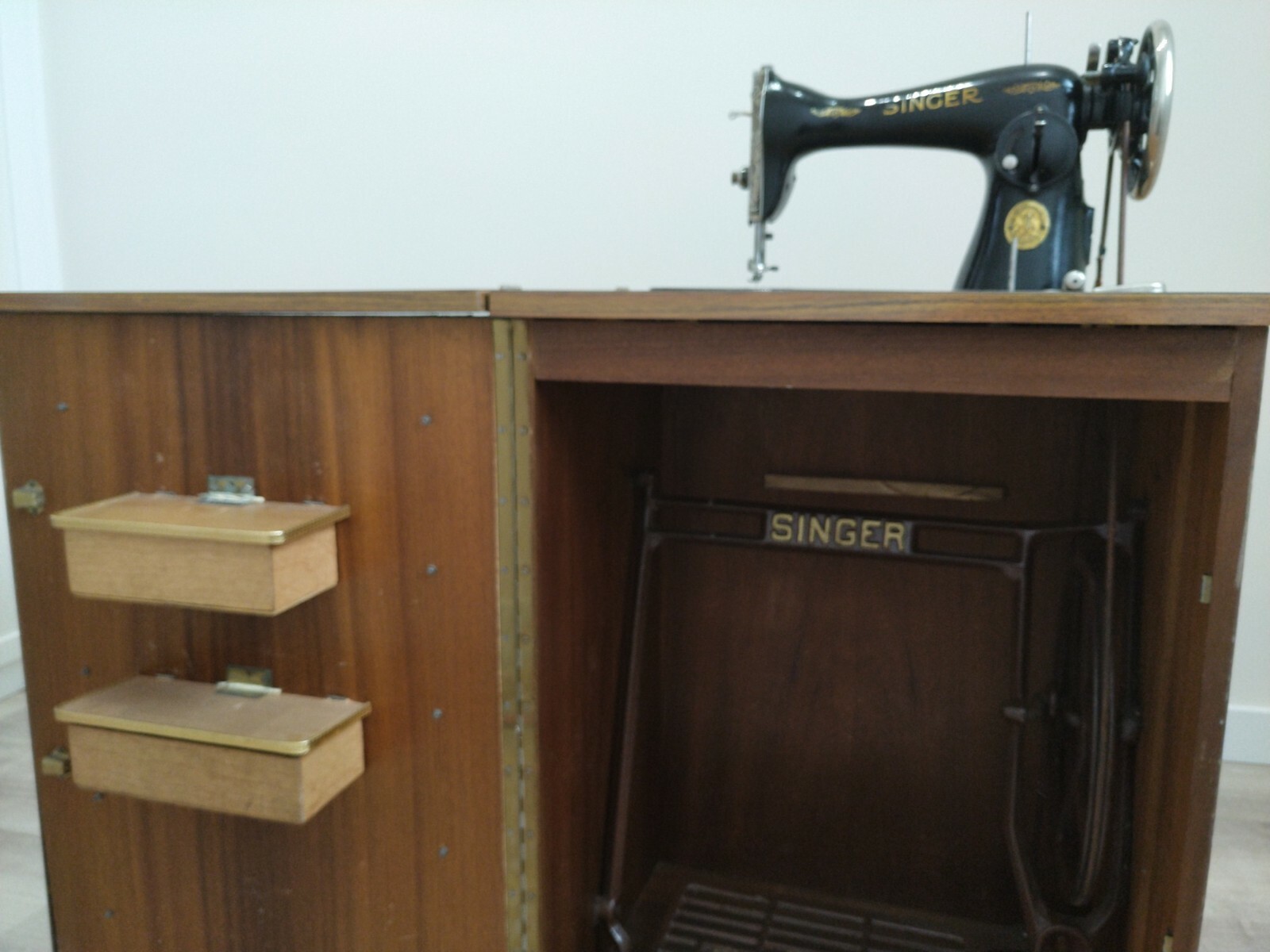 Máquina Singer con mueble