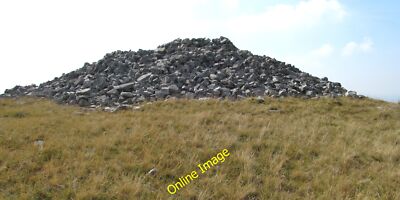 Foto 6x4 Carn Pen-y-Clogau Neuadd\/SN6921 A großer bronzezeitlicher Steinhaufen sitti c2014