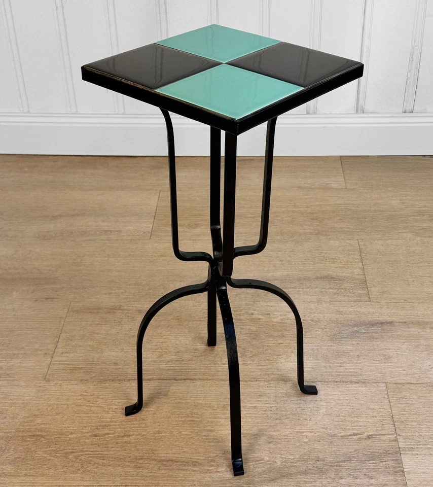 Mesa de pie vintage de hierro forjado negro y turquesa de azulejos de California Foto 3 de 4
