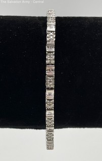 Modern 10k White Gold Fine Jewelry Diamond Box Clasp Tennis Bracelet