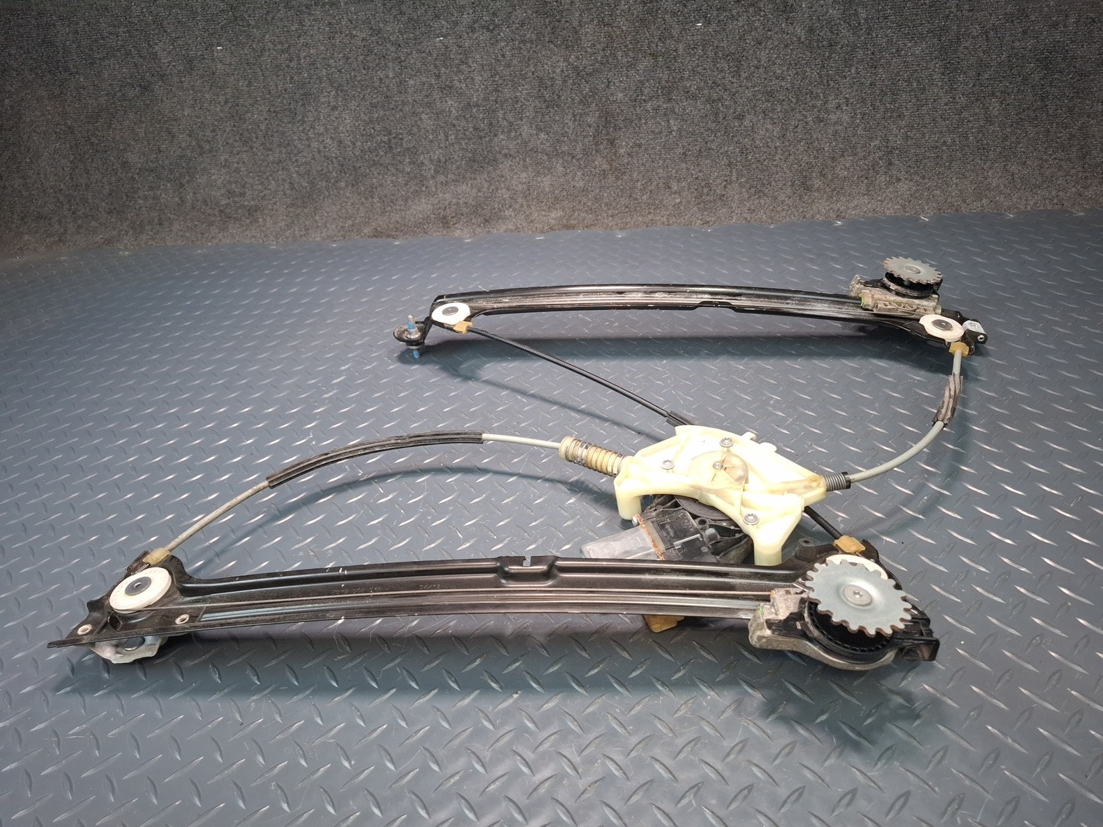 Maserati Levante 2017-2020 Front Right Window regulator