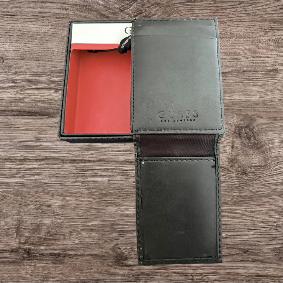 Cartera plegable con bolsillo frontal magnético Guess en relieve soporte de identificación en caja de regalo nueva en caja Foto 4 de 4