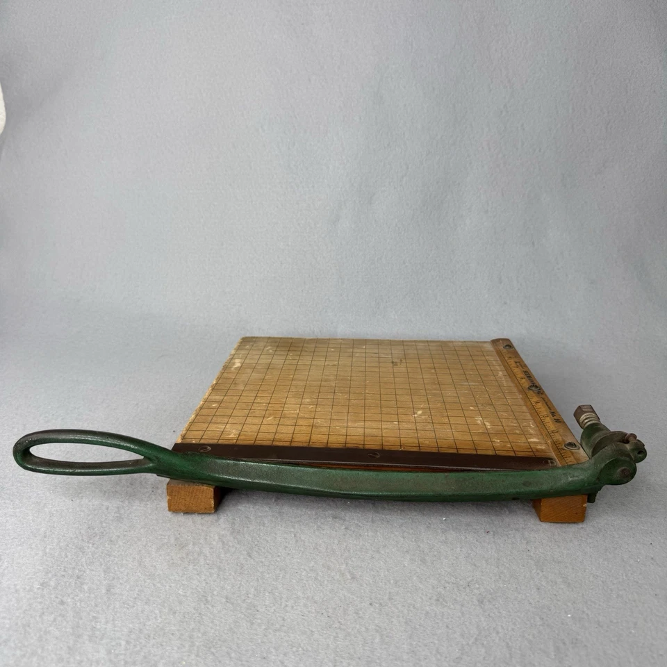 Cortador de papel vintage 10" x 10" de Seemann's No. Base de madera con resorte 10 RARA Foto 3 de 4